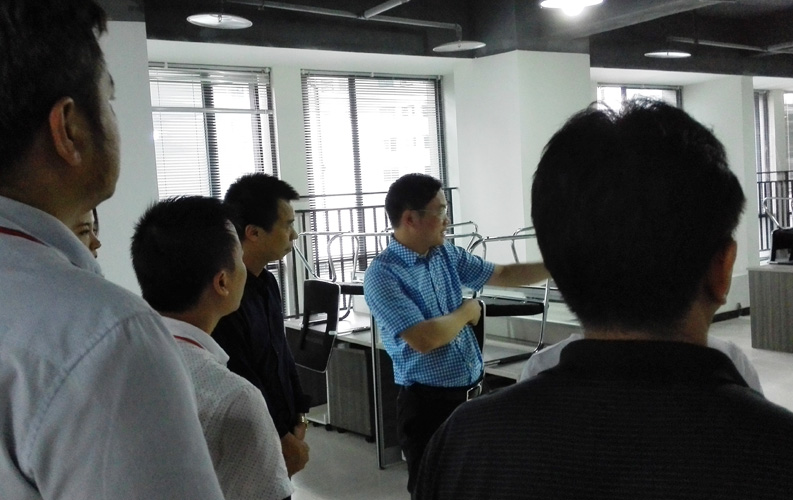 赖区长鼓励重庆绿茵体育网络公司要多进行创新，并就绿茵体育未来发展方向做出重要指示。