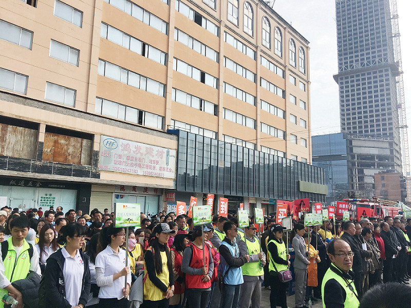 2017年3月5日，是我国第54个学雷锋纪念日。3月份的春天万物复苏，百花齐放。阳光透过淡薄的云层照耀着大地，它的万道金光愉快地普照着万物。春风拂面,是那么清柔,那么亲切,就像是雷锋的精神一直温暖着、鼓舞着绿茵体育!